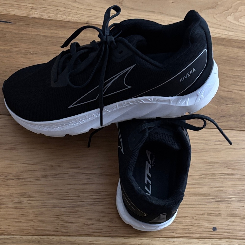 Altra Woman’s Rivera Black Athletic Shoes, size 7